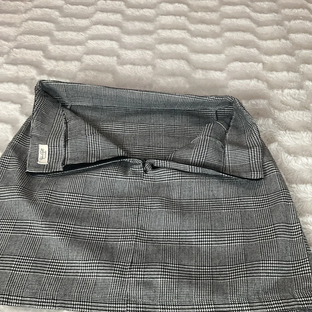 John Galt Women's XS-S Brandy Melville‎ Black White Tweed Front Slits Zipper